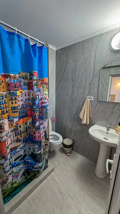 Baie proprie cu duș în camerele Casa Gore Costinești