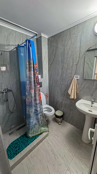 Grup sanitar propriu, curat și complet utilat, Casa Gore