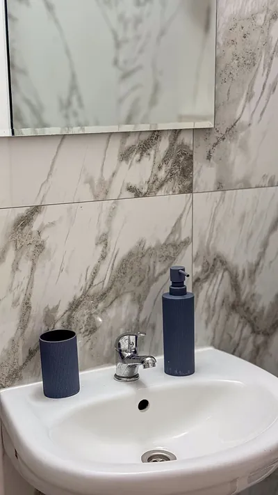 Detaliu lavoar din baia unei camere Casa Gore