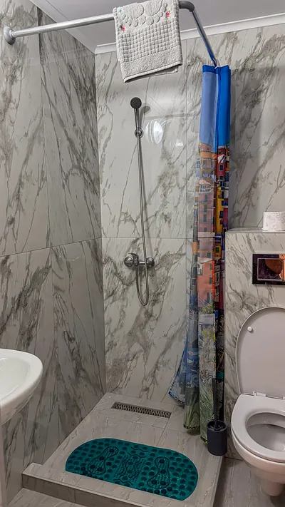 Cabină de duș cu apă caldă non-stop, Casa Gore Costinești