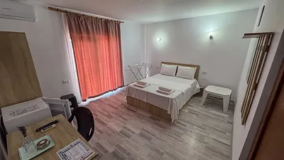 Cameră dublă Casa Gore cu pat matrimonial, masă și balcon