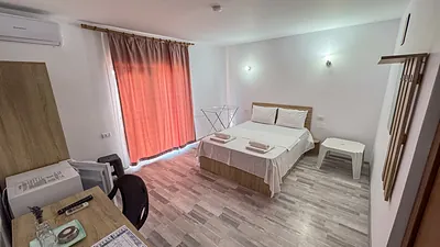 Cameră dublă luminoasă cu pat matrimonial și aer condiționat
