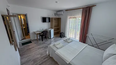 Cameră dublă cu pat matrimonial, TV LCD, frigider și birou