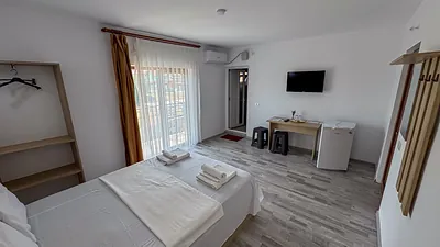 Cameră dublă spațioasă cu pat matrimonial și fereastră mare