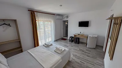 Cameră dublă Casa Gore Costinești cu mobilier modern din lemn
