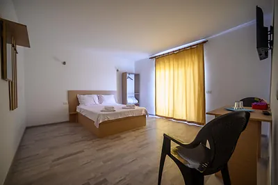 Cameră dublă cu pat matrimonial și acces la balcon, Casa Gore Costinești