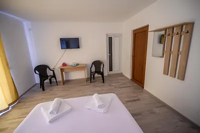 Interior cameră dublă Casa Gore cu TV, masă și scaune