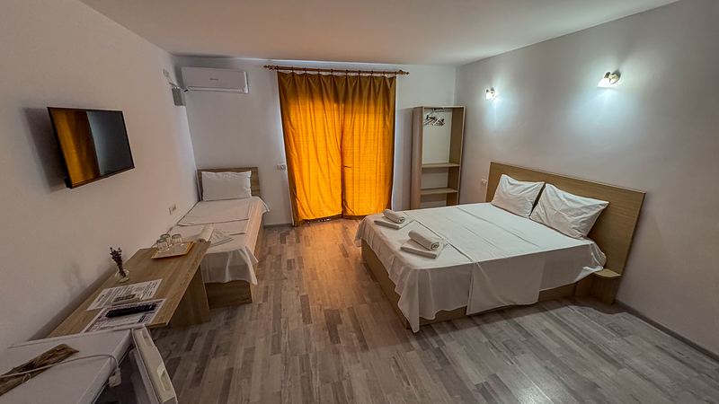 Cameră triplă la Casa Gore Costinești, cu pat matrimonial și pat single
