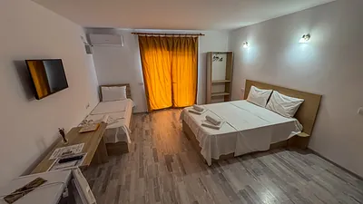 Cameră triplă spațioasă pentru 3 persoane, cu TV LCD și balcon