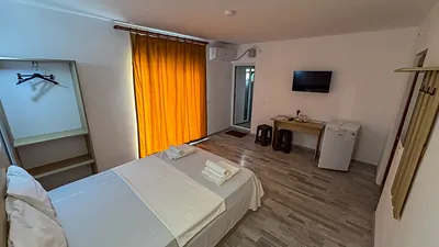 Cameră triplă cu zonă de relaxare, birou și frigider