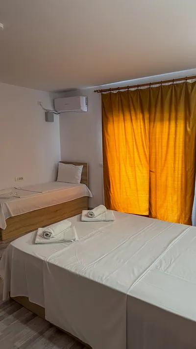 Cameră triplă Casa Gore Costinești cu paturi pregătite pentru oaspeți