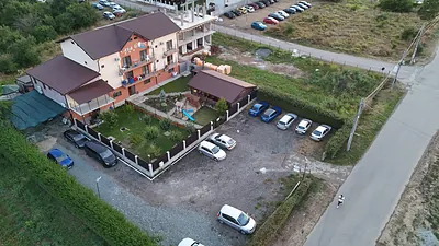 Casa Gore Costinești văzută din dronă: curtea, foișorul și parcarea privată