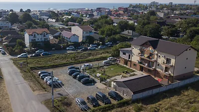 Vedere aeriană cu Casa Gore Costinești și marea în depărtare