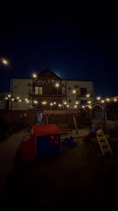 Casa Gore Costinești seara, luminată, văzută din curtea interioară
