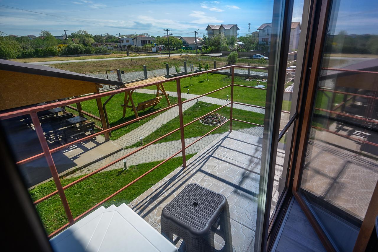 Vedere de pe balcon spre curtea Casa Gore