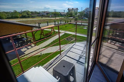 Vedere de pe balconul unei camere spre curtea și foișorul Casa Gore