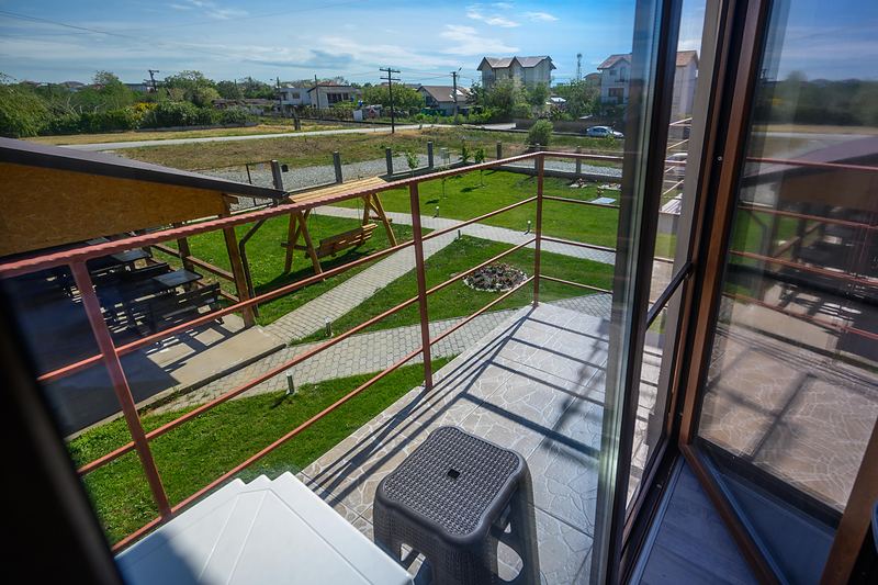 Vedere de pe balconul unei camere spre curtea cu foișor a Casa Gore